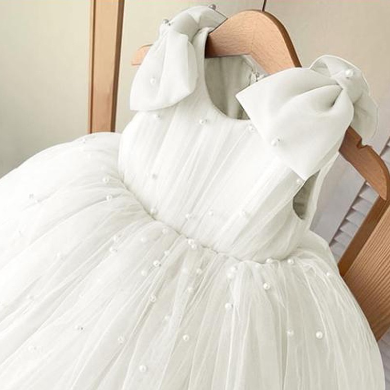 Vestido branco sem mangas com laço princesa pérola