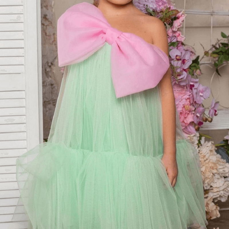 Vestido grande com tutu e ombro de fora