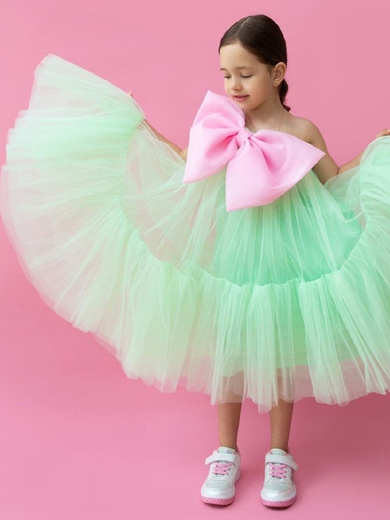 vestido de menina verde de tule com laço grande