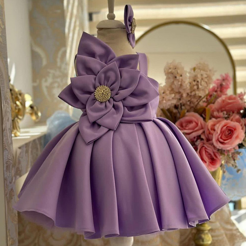 Vestido de menina com alça grande de seda e flor